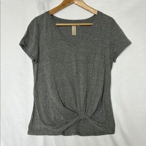 Evereve Allison Joy knot front gray short sleeve tee